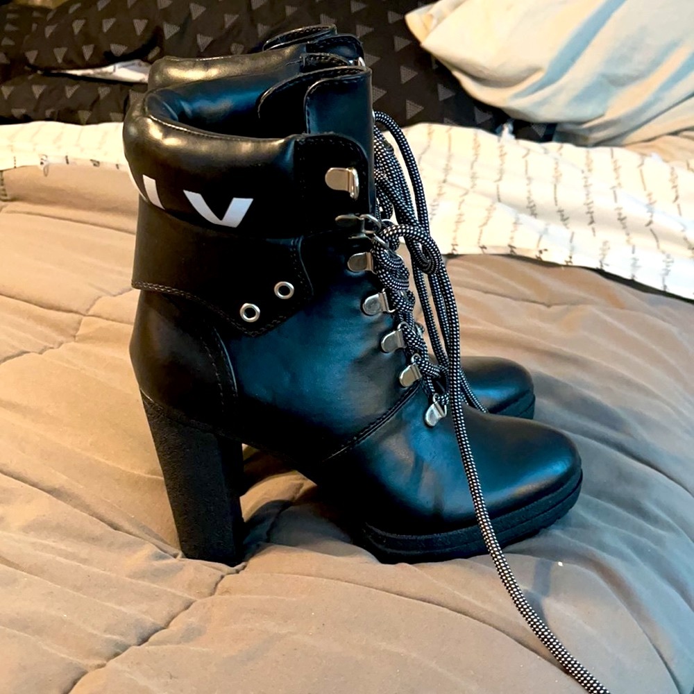 DKNY chunky heel size 7 boots